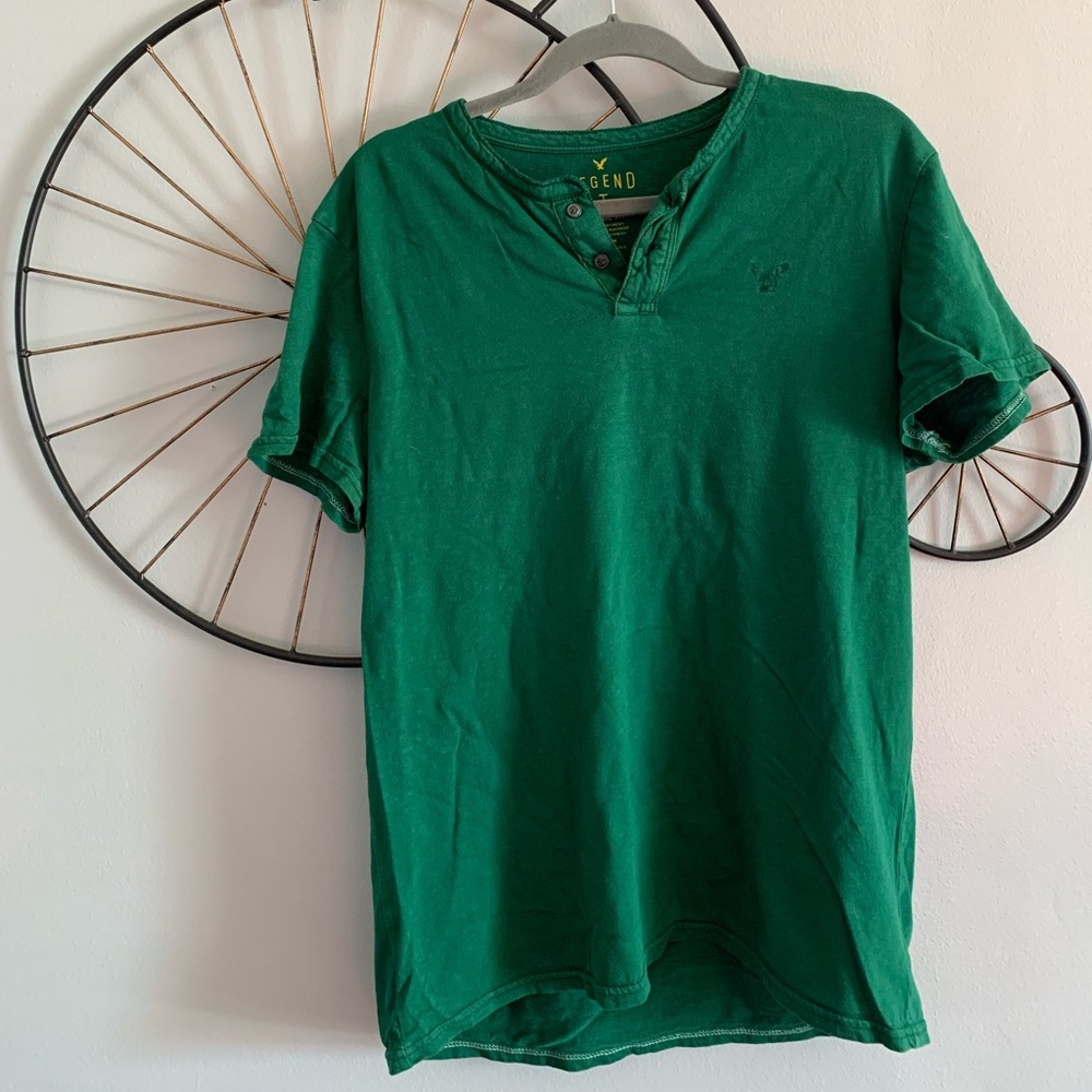 American Eagle green casual T-shirt.  Two button button up. Size medium!